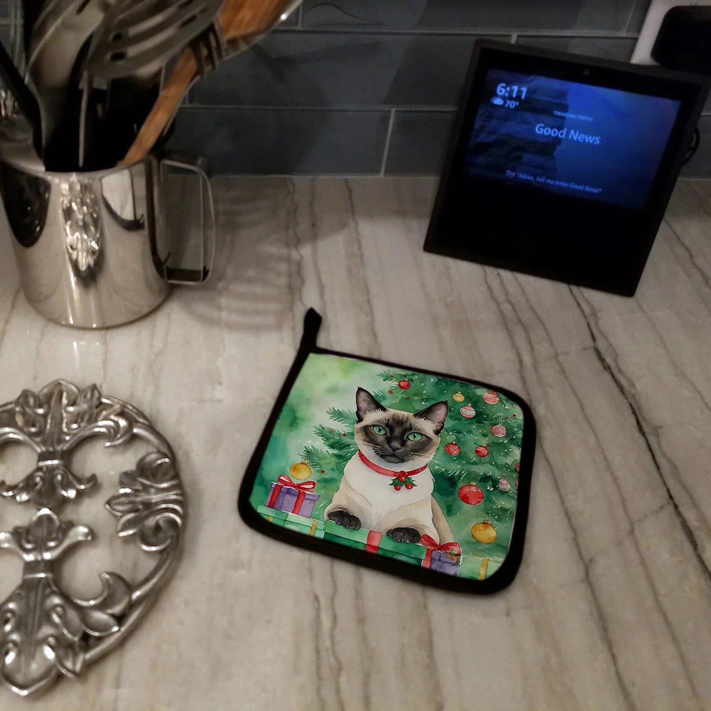Caroline's Treasures Decorative Siamese Cat by the Christmas Tree Pot Holders