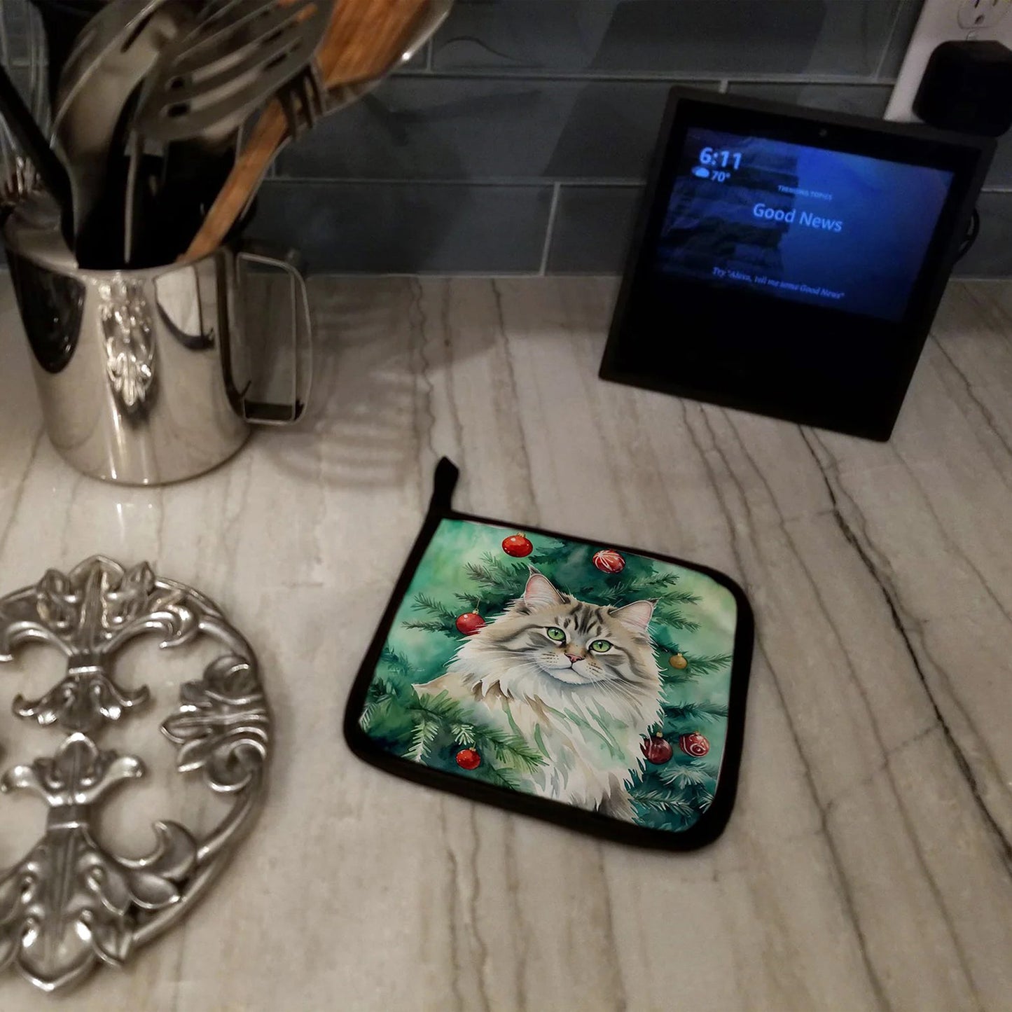Caroline's Treasures Decorative Siberian Cat by the Christmas Tree Pot Holders