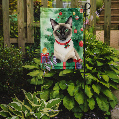 Caroline's Treasures Decorative Siamese Cat by the Christmas Tree Garden Flag