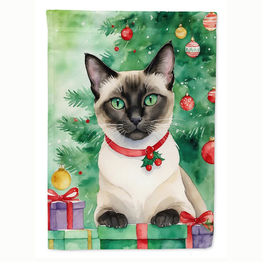 Caroline's Treasures Decorative Siamese Cat by the Christmas Tree Garden Flag